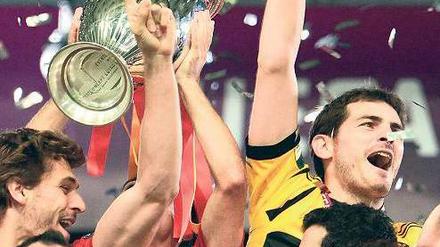 Der Pokal ist für alle da. Im Sommer feierten die Spanier den EM-Titel, in acht Jahren soll der ganze Kontinent ein Stück von der Endrunde abbekommen. Foto: p-a/dpa