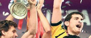 Der Pokal ist für alle da. Im Sommer feierten die Spanier den EM-Titel, in acht Jahren soll der ganze Kontinent ein Stück von der Endrunde abbekommen. Foto: p-a/dpa