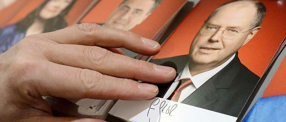 Autogrammkarten des Kandidaten beim außerordentlichen Bundesparteitag der SPD in Hannover.
