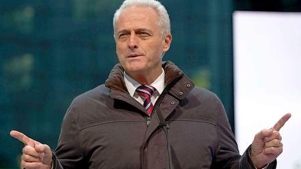 Verkehrsminister Peter Ramsauer reicht es. Er fordert die Entlassung von Flughafenchef Rainer Schwarz.