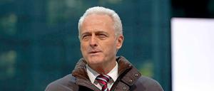 Verkehrsminister Peter Ramsauer reicht es. Er fordert die Entlassung von Flughafenchef Rainer Schwarz.