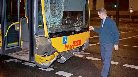 Ende einer bizarren Fahrt: In der Rhinstraße konnten Polizisten den Bus stoppen.