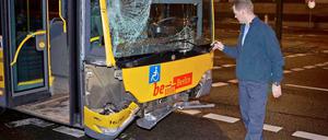 Ende einer bizarren Fahrt: In der Rhinstraße konnten Polizisten den Bus stoppen.