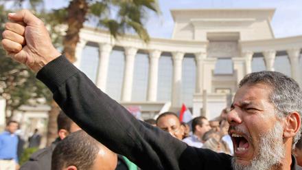 Die neue Verfassung spaltet Ägypten - die Anhänger Mursis demonstrierten am Wochenende vor dem Verfassungsgericht.