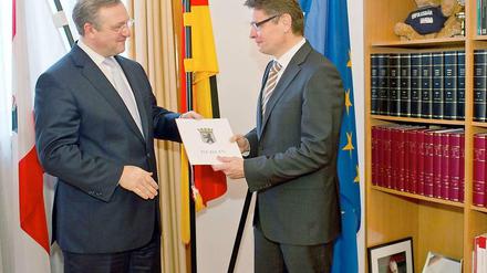 Berlin hat nun auch offiziell einen neuen Polizeipräsidenten: Am Montag hat Klaus Kandt von Innensenator Frank Henkel seine Ernennungsurkunde erhalten.