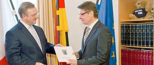Berlin hat nun auch offiziell einen neuen Polizeipräsidenten: Am Montag hat Klaus Kandt von Innensenator Frank Henkel seine Ernennungsurkunde erhalten.