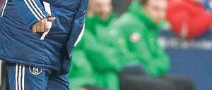 Schalkes Löwenmutter. Huub Stevens verteidigte seine Spieler. Foto: dpa