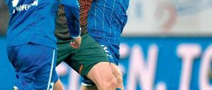 Ab durch die Mitte. Der Bremer Lukas Schmitz setzt sich gegen Hoffenheims Andreas Beck durch. Foto: dpa