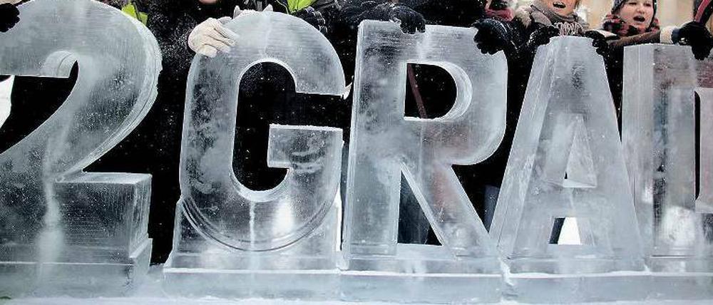 Nur zwei Grad mehr. Das ist das Ziel der Aktivisten, die vor wenigen Tagen vor dem Brandenburger Tor demonstrierten. Denn wenn nichts passiert, steigt die globale Durchschnittstemperatur um vier Grad: durchaus angenehm im Berliner Winter, aber fatal für die Welt.