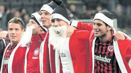 Von drauß’ vom Waldstadion kommen wir her. Im letzten Heimspiel des Jahres teilten die Eintracht-Spieler den Fans nach Abpfiff kostümiert mit: Es weihnachtet sehr. Foto: dpa