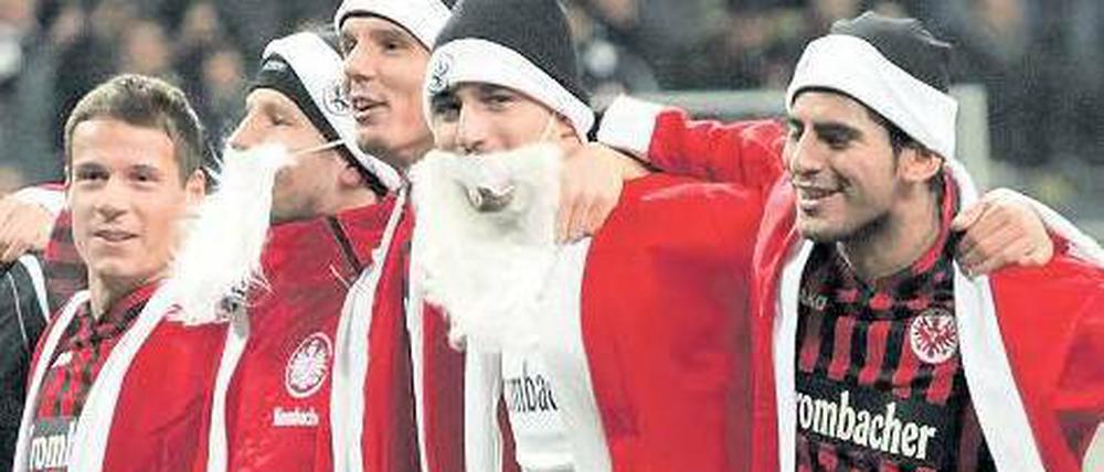 Von drauß’ vom Waldstadion kommen wir her. Im letzten Heimspiel des Jahres teilten die Eintracht-Spieler den Fans nach Abpfiff kostümiert mit: Es weihnachtet sehr. Foto: dpa