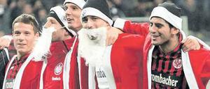 Von drauß’ vom Waldstadion kommen wir her. Im letzten Heimspiel des Jahres teilten die Eintracht-Spieler den Fans nach Abpfiff kostümiert mit: Es weihnachtet sehr. Foto: dpa