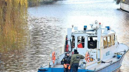 Sicherheitsschleuse. Auch der Landwehrkanal gleich neben dem Hotel wird bewacht; Polizeitaucher in angemessener Dienstkleidung sind im Einsatz. Foto: dpa