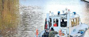 Sicherheitsschleuse. Auch der Landwehrkanal gleich neben dem Hotel wird bewacht; Polizeitaucher in angemessener Dienstkleidung sind im Einsatz. Foto: dpa