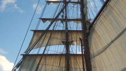 Ausreichend Wind: Die Maschine muss nicht mitlaufen. Es ist ein 24-Stunden-Segeltag.