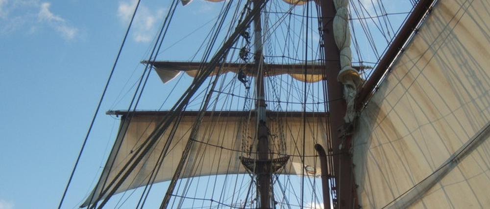 Ausreichend Wind: Die Maschine muss nicht mitlaufen. Es ist ein 24-Stunden-Segeltag.