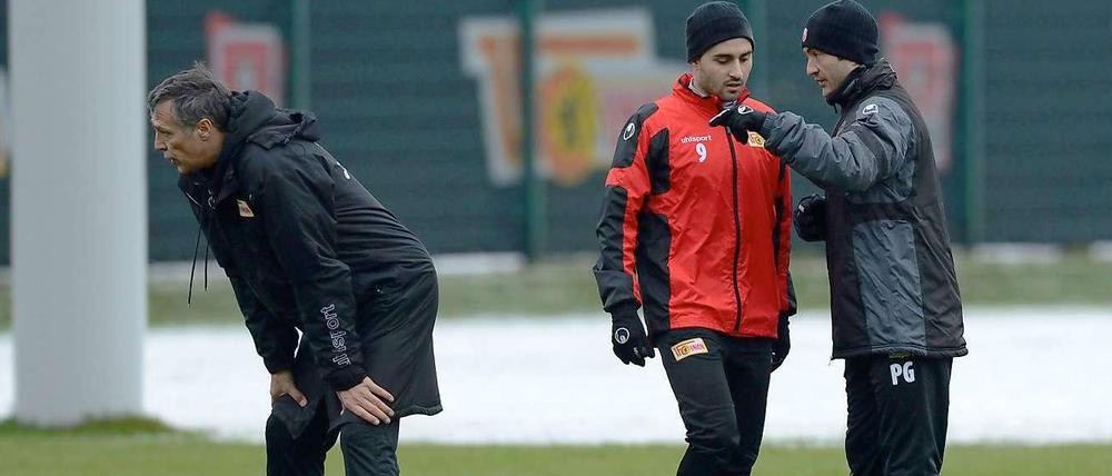 Sprech' ich spanisch? Unions Integrationstrainer Pablo Garcia (r.) erklärt Felipe Gallegos, was er zu tun hat.