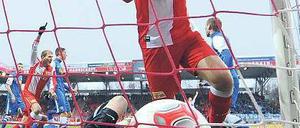 Ecke, Tor. Unions Christian Stuff (vorn) bejubelt den 2:1-Siegtreffer von Stürmer Adam Nemec (hinten). Die Ecke hatte Patrick Kohlmann getreten. Foto: Matthias Koch