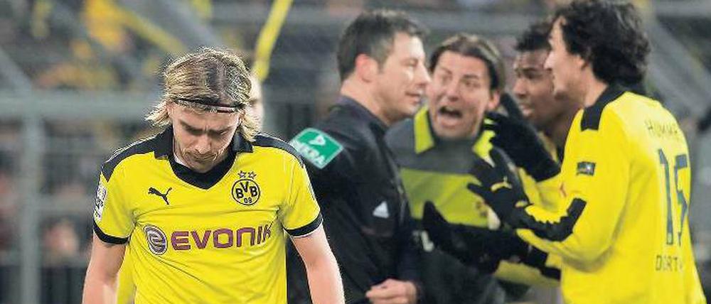 Friedlicher Abgang. Marcel Schmelzer geht nach der Fehlentscheidung von Schiedsrichter Wolfgang Stark (im Hintergrund) wortlos vom Platz. 