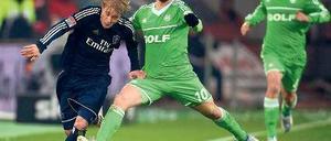 Mittelmäßiger Auftritt. Der Wolfsburger Diego (rechts) hatte nicht ausreichend Einfälle, um die Hamburger um Per Skjelbred zu beeindrucken. Foto: dpa