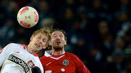 Augen zu und durch. Stefan Kießling und Christian Schulz im Kopfballduell.