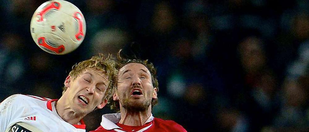 Augen zu und durch. Stefan Kießling und Christian Schulz im Kopfballduell.