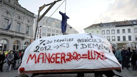 Wut der Landwirte. Essen im Jahr 2020 soll kein Luxus werden, fordern Milchbauern bei einer Demonstration vor dem Europaparlament in Brüssel.