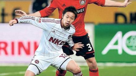 Hier geht’s nicht weiter. Der Leverkusener Stefan Reinartz (rechts) stoppt Nürnbergs Hiroshi Kiyotake. Foto: dpa