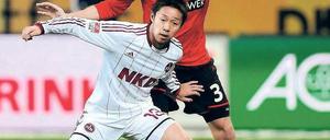 Hier geht’s nicht weiter. Der Leverkusener Stefan Reinartz (rechts) stoppt Nürnbergs Hiroshi Kiyotake. Foto: dpa