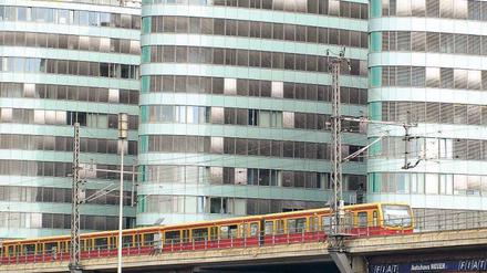 Noch fährt sie. Die S-Bahn trotzt jeder Witterung – so lange Zimmertemperatur herrscht. Doch nicht nur der Wintereinbruch bereitet dem Unternehmen Kopfzerbrechen. Ab 2015 gelten neue Sicherheitsvorgaben, die zur Folge haben könnten, dass der Zugverkehr dauerhaft ausgebremst wird. 