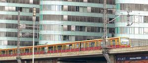 Noch fährt sie. Die S-Bahn trotzt jeder Witterung – so lange Zimmertemperatur herrscht. Doch nicht nur der Wintereinbruch bereitet dem Unternehmen Kopfzerbrechen. Ab 2015 gelten neue Sicherheitsvorgaben, die zur Folge haben könnten, dass der Zugverkehr dauerhaft ausgebremst wird. 