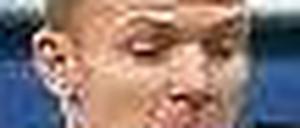 Den Ball im Blick. Stuttgarts Boka (rechts) behauptet sich gegen Fürths Nöthe. Foto: dpa