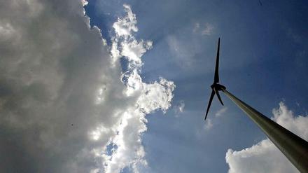 Hier läuft es schon rund. Die Wasserbetriebe gehören zu den größten Berliner Ökostrom-Produzenten, mit drei Windrädern, Solaranlagen und der Klärschlammverbrennung.