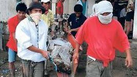 Retter bergen Opfer in New Bataan, der am stärksten betroffenen Stadt. Foto: Reuters