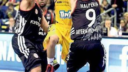 Ball her, du bist umzingelt. Bayern-Spieler beim Versuch, Albas Wood zu stören. Foto: Engler