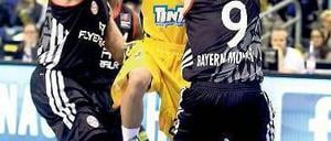 Ball her, du bist umzingelt. Bayern-Spieler beim Versuch, Albas Wood zu stören. Foto: Engler