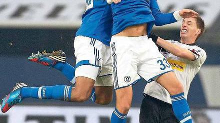 Irgendwie irritiert. Die Schalker Joel Matip (l.) und Roman Neustädter stehen sich bei diesem Zweikampf selbst im Weg. Das passte zum Auftritt der Gelsenkirchener. Foto: dpa