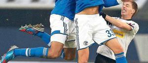 Irgendwie irritiert. Die Schalker Joel Matip (l.) und Roman Neustädter stehen sich bei diesem Zweikampf selbst im Weg. Das passte zum Auftritt der Gelsenkirchener. Foto: dpa