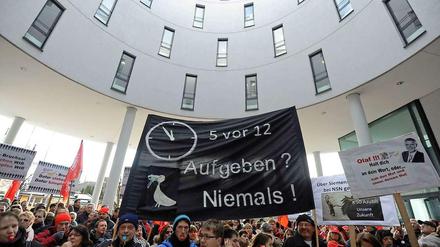 Einige hundert Mitarbeiter demonstrierten nach Gewerkschaftsangaben bei NSN in München.