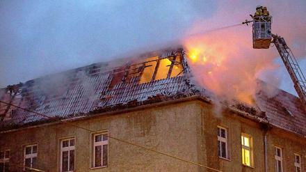 Einsatzkräfte der Feuerwehr beim Löschen des Brands.