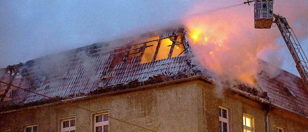Einsatzkräfte der Feuerwehr beim Löschen des Brands.