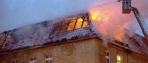 Einsatzkräfte der Feuerwehr beim Löschen des Brands.