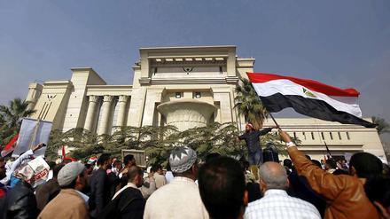Ägyptens neuer Staatschef Mohammed Mursi entmachtet die Justiz. Die Richter wehren sich mit allen Mitteln. Vor dem Höchsten Gerichtshof in Maadi zeigen Demonstranten, dass sie auf der Seite des Präsidenten stehen. 