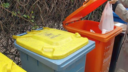 Hauptsache bunt. Neben gelben Tonnen für Leichtverpackungen gibt es zum Beispiel in Berlin schon orange Tonnen für andere Wertstoffe.