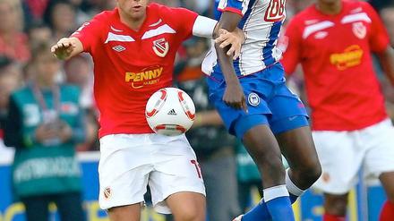 Marc-André Kruska (l.) und Adrian Ramos spielten schon vor zwei Jahren im Stadion der Freundschaft gegeneinander.