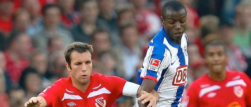 Marc-André Kruska (l.) und Adrian Ramos spielten schon vor zwei Jahren im Stadion der Freundschaft gegeneinander.