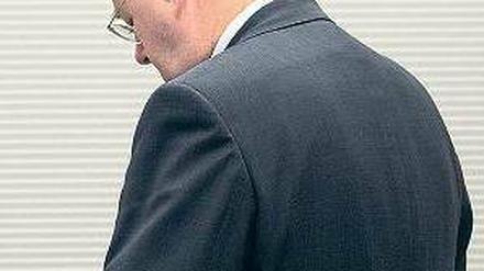 Ganz schlechtes Timing. Peer Steinbrück wollte nur noch zwei bereits vereinbarte Vorträge halten. Aber wieder einmal sind Ort und Zeit schlecht gewählt. Foto: dpa