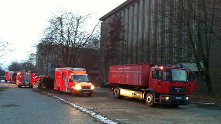 Einsatzwagen der Feuerwehr auf dem Rundfunkgelände an der Nalepastraße.