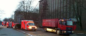 Einsatzwagen der Feuerwehr auf dem Rundfunkgelände an der Nalepastraße.
