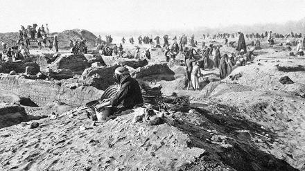 Blick auf die Grabung in Tell el-Amarna 1914. es war wichtig, das Timme vor den Grabungen das ganze Gelände kartographiert hatte, da die Grabung selbst nun die Örtlichkeiten erheblich veränderte. Hier werden gerade Wohnhäuser frei gelegt. 